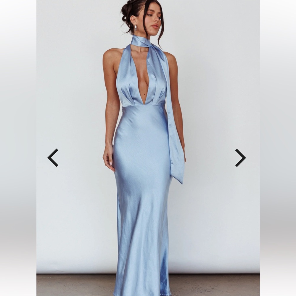 Selfie Leslie, blue halter scarf neck dress